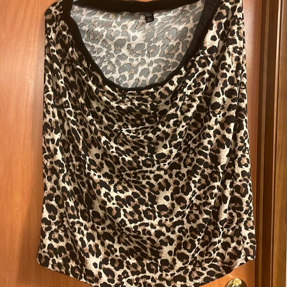 Leopard print skirt. Knee length. Soft blend